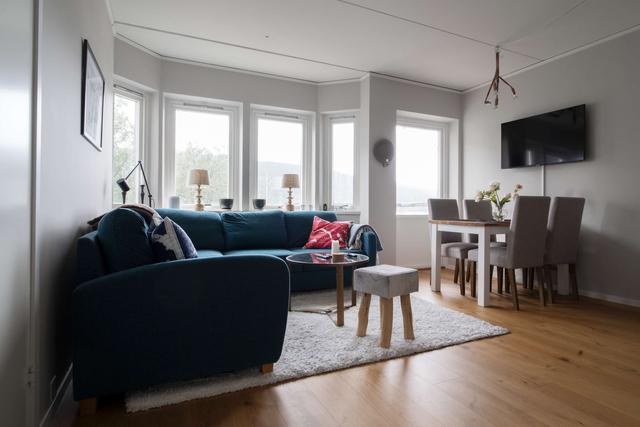 Mysigt vardagsrum i Åre-lägenhet, modern matplats och kök, master sovrum och sovrum 2