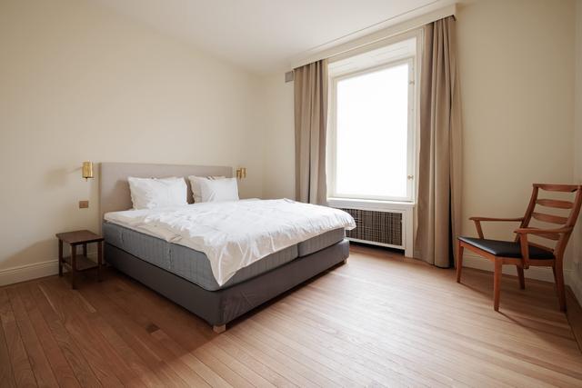 Skandinavisk lägenhetsinteriör med privat balkong i Östermalm, Stockholm