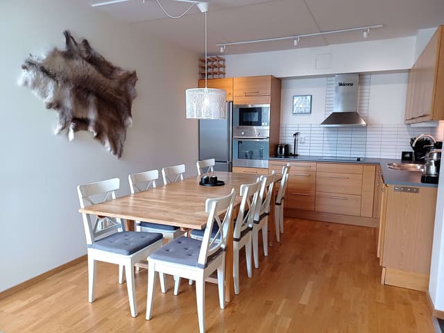Tvåplans lägenhet högst upp i centrala Åre nära liftar, med bastu, skidförråd och garageplats