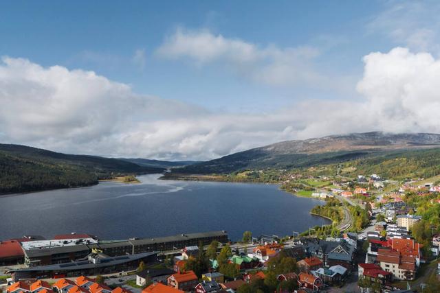 Vardagsrum med kokvrå och bergsutsikt i Åre-lägenhet