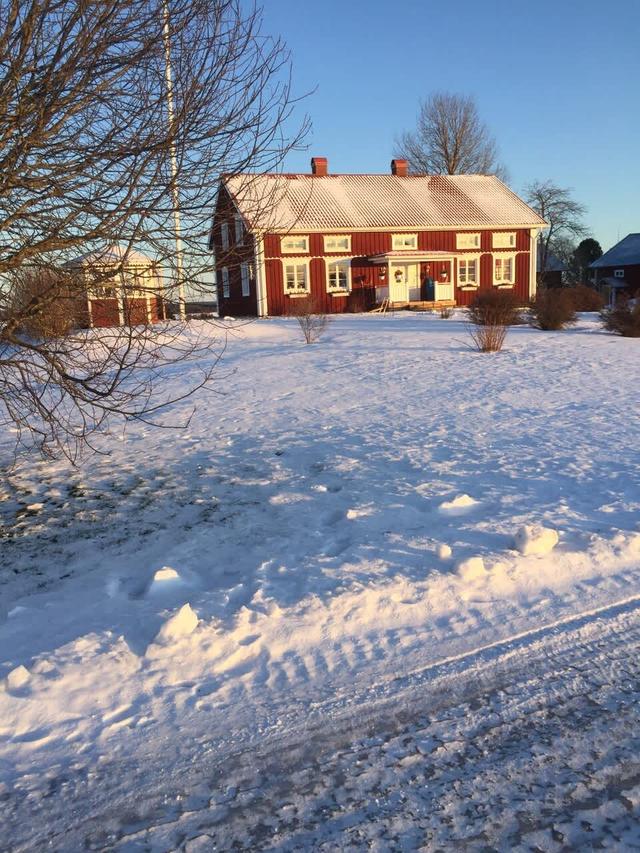 Skandinaviskt hus i Hammerdal exteriör; Vardagsrum med öppen spis; Mysig bastu; Rustikt kök; Sovrum med träbjälkar