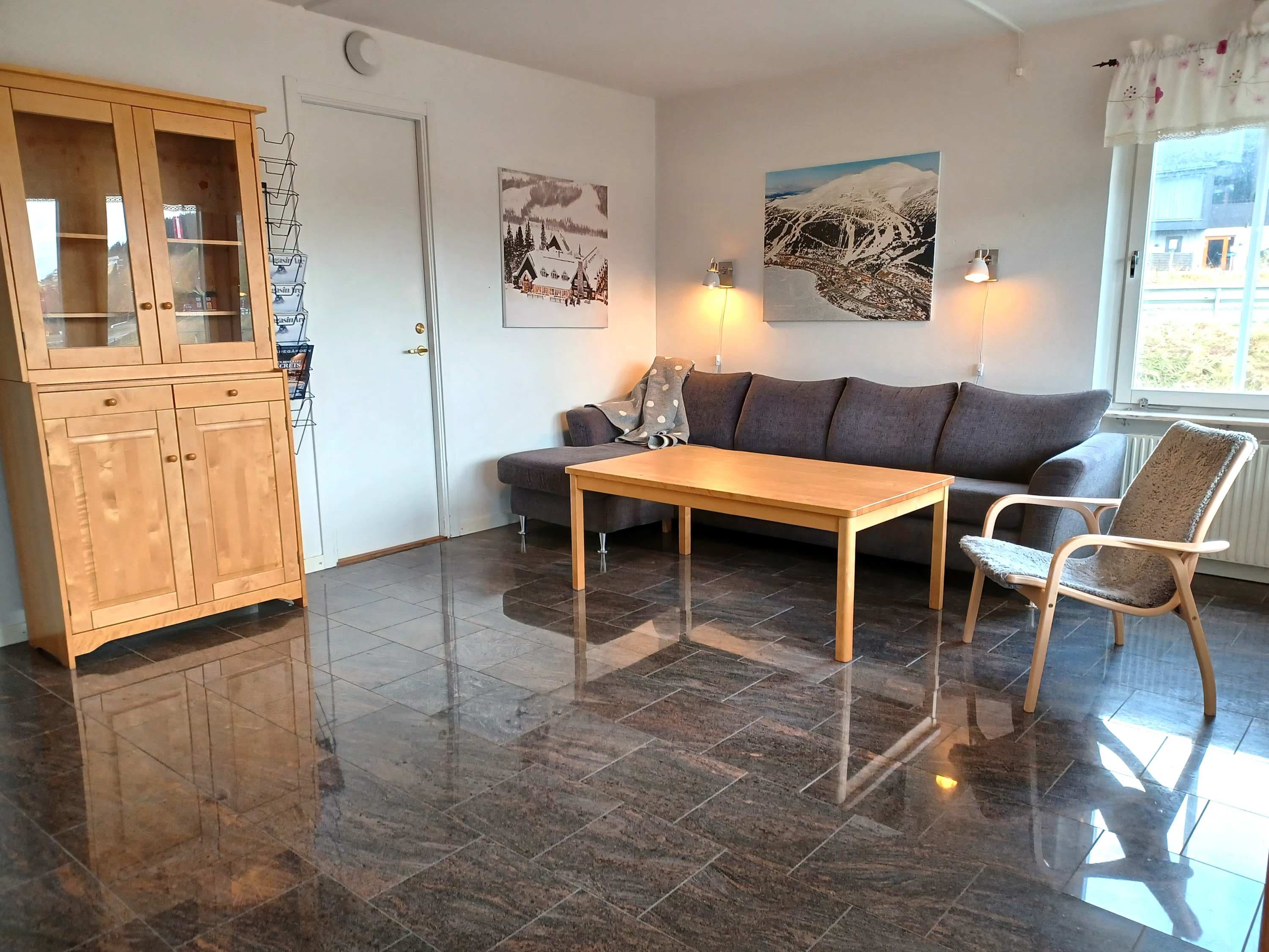 Central Åre apartment with private sauna, ski storage and drying cabinet, near village and mountain trails.