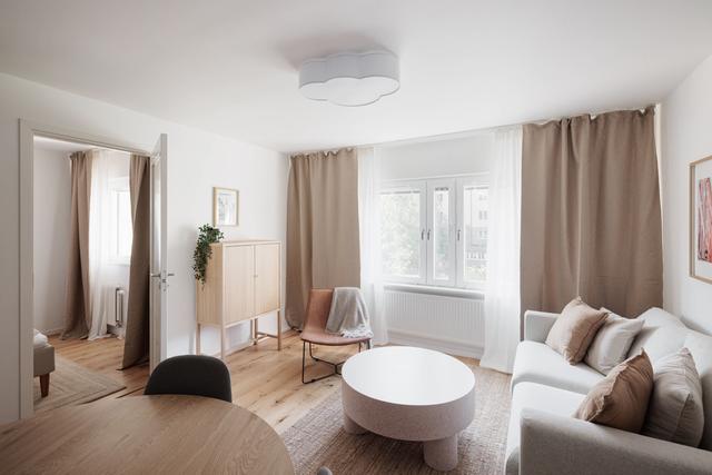 Ljust vardagsrum, modernt kök, mysigt sovrum och fräscht badrum i SoFo-lägenhet, Stockholm