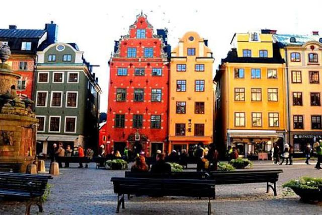 Ljust vardagsrum i Gamla Stan, Stockholm med högt i tak