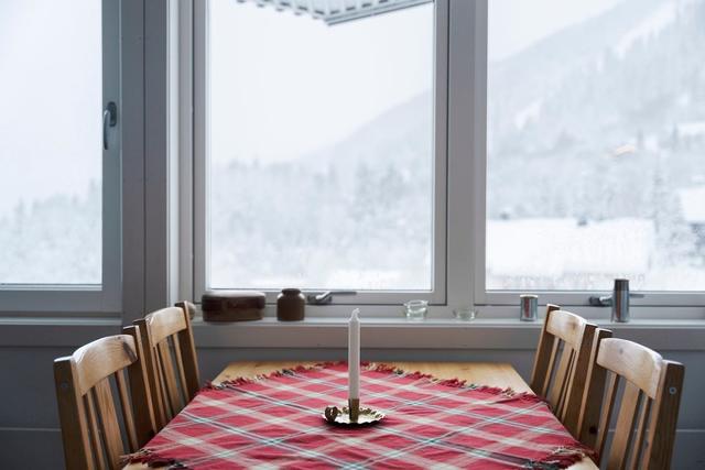 Living room in Åre apartment with sofa bed and mountain view.