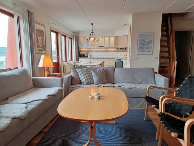 Skidlägenhet nära VM8 med bastu och balkong med sjöutsikt, 10 min promenad till centrum