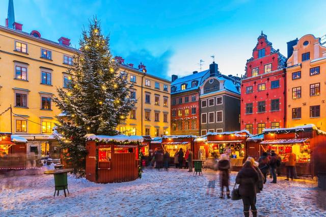 Ljust vardagsrum i Gamla Stan, Stockholm med högt i tak