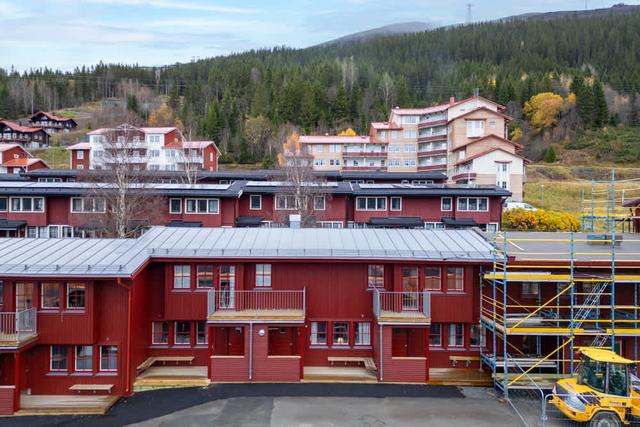 Vardagsrum och kök i Åre Fjällby lägenhet, master sovrum, barnrum med våningssäng, balkongutsikt