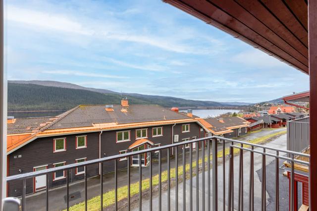 Vardagsrum och kök i Åre Fjällby lägenhet, master sovrum, barnrum med våningssäng, balkongutsikt