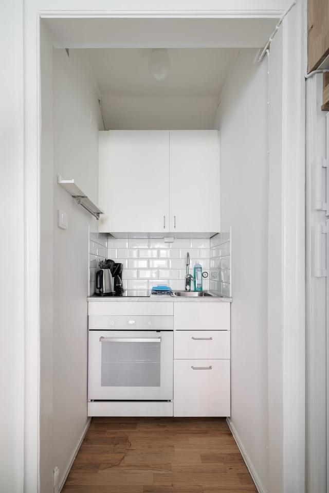 Interiör av smart studio i Vasastans historiska byggnad vid St. Eriksplan, Stockholm