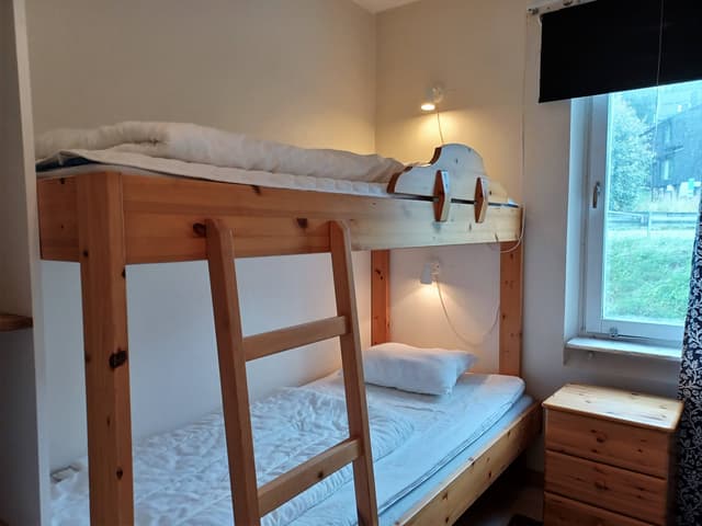 Lägenhet i centrala Åre med bastu, tre sovrum, skidförråd och torkskåp, nära liftar och restauranger.