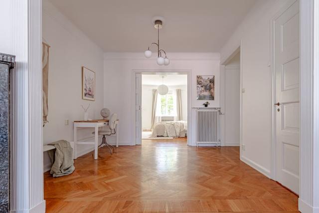 Spacious living room with 160 cm bed in Vasastan.