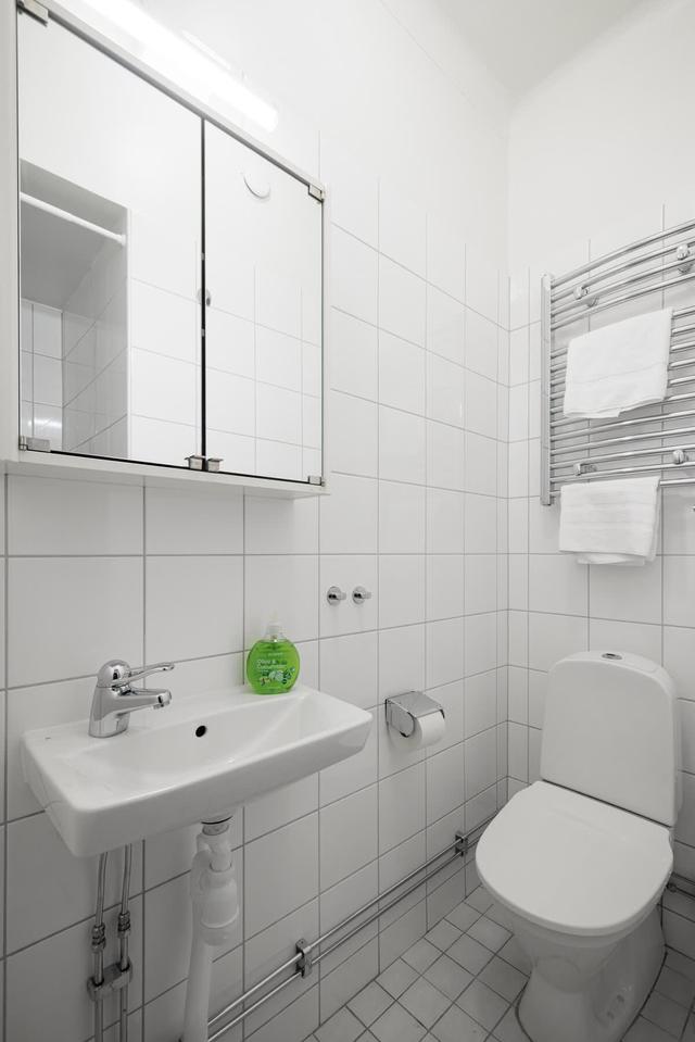 Interiör av smart studio i Vasastans historiska byggnad vid St. Eriksplan, Stockholm