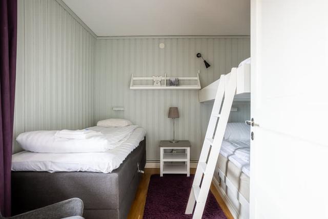 Vardagsrum och kök i Åre Fjällby lägenhet, master sovrum, barnrum med våningssäng, balkongutsikt