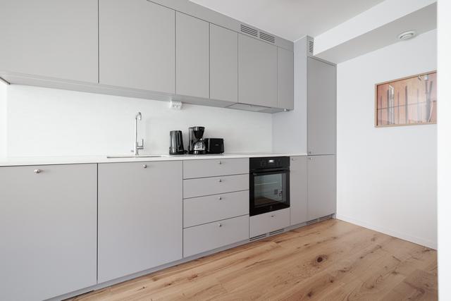 Ljust vardagsrum, modernt kök, mysigt sovrum och fräscht badrum i SoFo-lägenhet, Stockholm