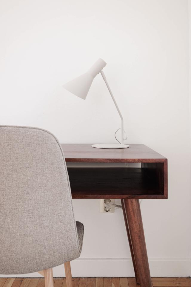 Ljust lägenhetsinteriör i Sundbyberg med minimalistisk inredning och grönskande omgivningar