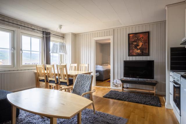 Vardagsrum och kök i Åre Fjällby lägenhet, master sovrum, barnrum med våningssäng, balkongutsikt