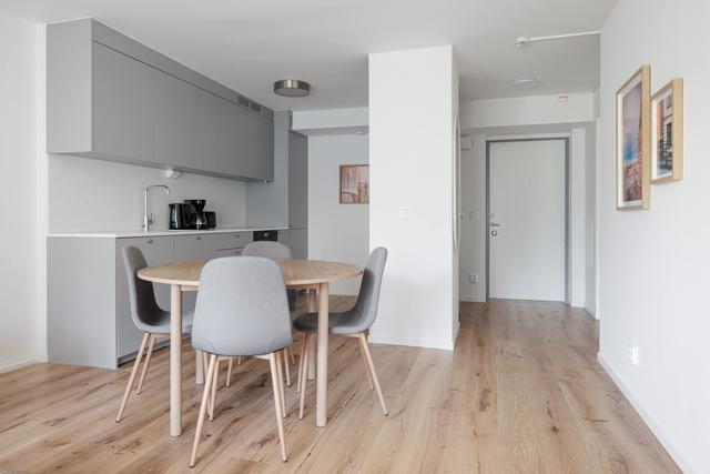 Ljust vardagsrum, modernt kök, mysigt sovrum och fräscht badrum i SoFo-lägenhet, Stockholm