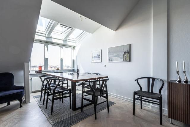 Södermalm Stockholmslägenhet med privat balkong och stadssilhuettutsikt