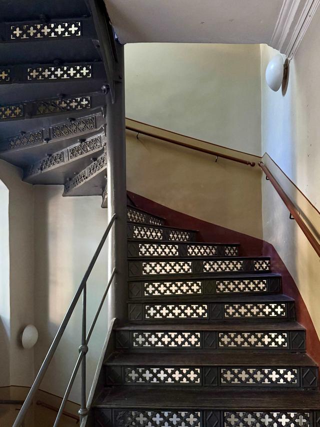 Ljust vardagsrum med konst, modernt kök, privat sovrum, loftsängar & takutsikt i Krakóws gamla stad