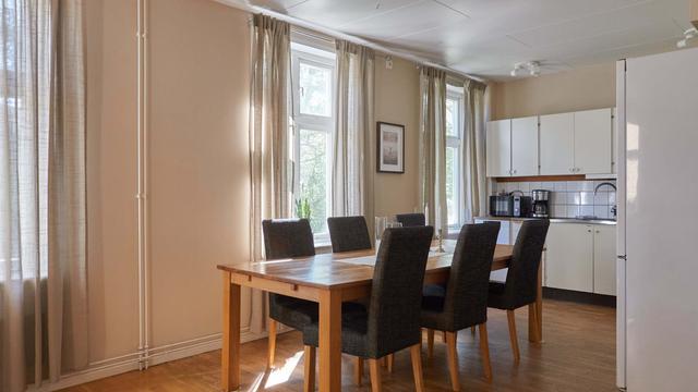 Interiör av ljus tvåsovrumslägenhet i centrala Östersund