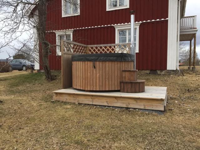 Skandinaviskt hus i Hammerdal exteriör; Vardagsrum med öppen spis; Mysig bastu; Rustikt kök; Sovrum med träbjälkar