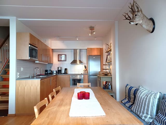 Top-floor apartment in central Åre with slanted ceilings, natural light and ski storage near the lifts