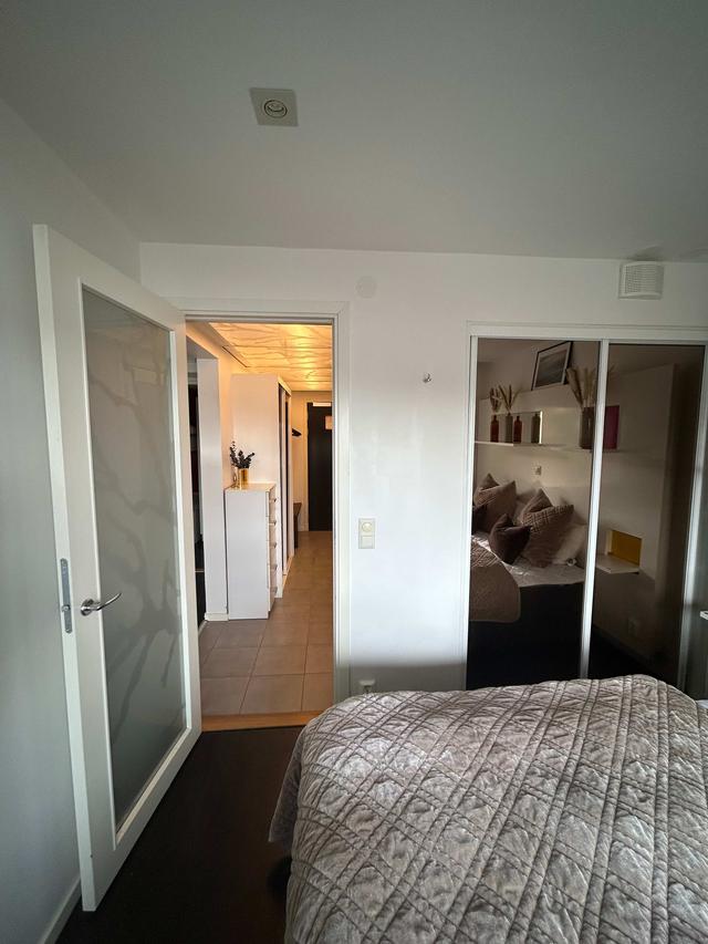 Åre ski-in/ski-out-lägenhet: vardagsrum med bergsutsikt, matplats och kök, master bedroom, sovrum 2, badrum