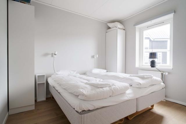 Mysigt vardagsrum i Åre-lägenhet, modern matplats och kök, master sovrum och sovrum 2