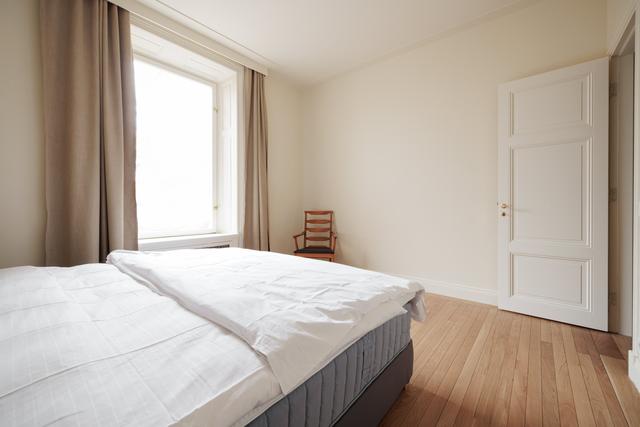 Skandinavisk lägenhetsinteriör med privat balkong i Östermalm, Stockholm