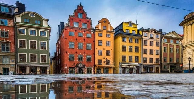 1 rok i Gamla stan med modernt kök och stora fönster mot gågata