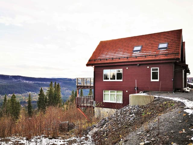 Rymligt skidhus i Tegefjäll, 20 m från backen, med bastu, utsikt och skidförvaring