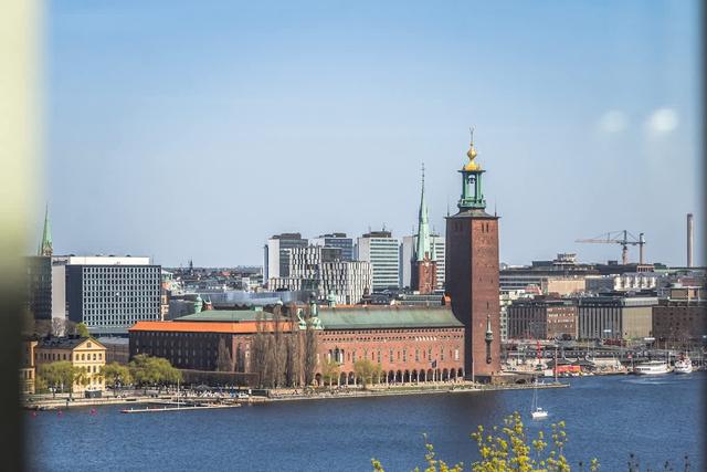 Södermalm Stockholmslägenhet med privat balkong och stadssilhuettutsikt
