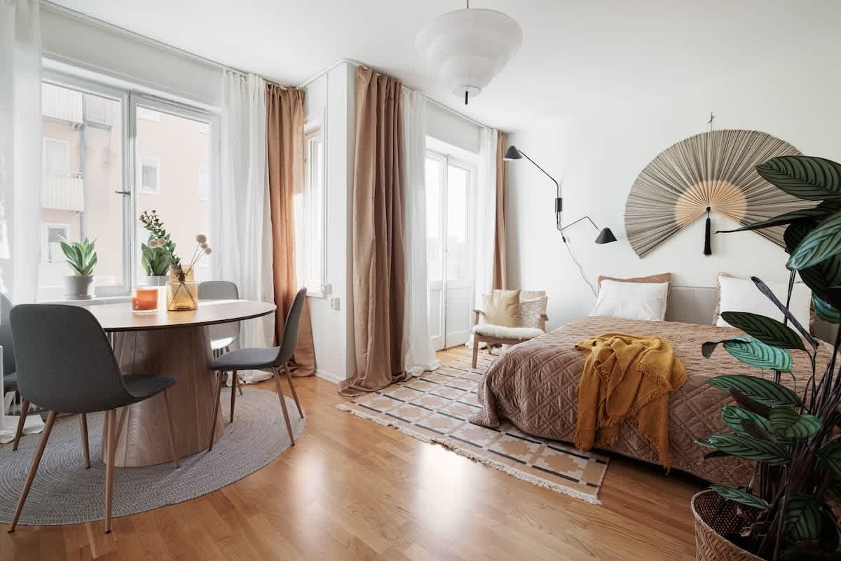 Interiör av studio i Hornstull, Södermalm med modernt kök, dubbelsäng och balkongutsikt