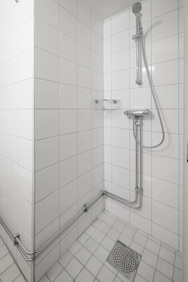Interiör av smart studio i Vasastans historiska byggnad vid St. Eriksplan, Stockholm
