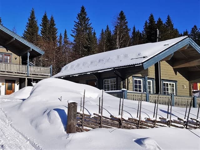 Friliggande stuga i Björnen Älgen, Åre nära skidbacken, med eldstad och sydterrass.