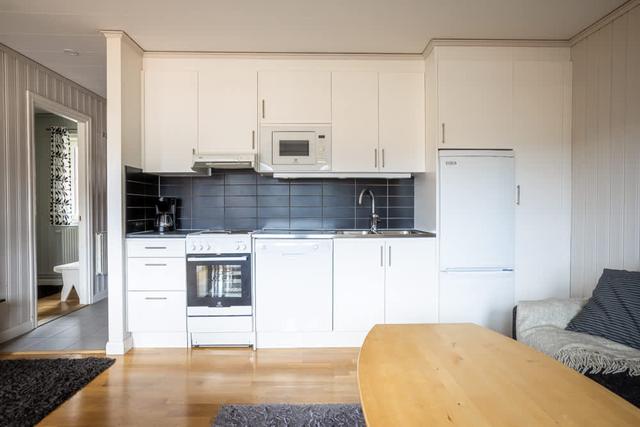 Vardagsrum och kök i Åre Fjällby lägenhet, master sovrum, barnrum med våningssäng, balkongutsikt