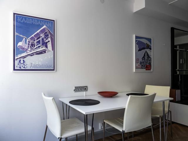 Studiovardagsrum i Stockholm med stora fönster och mysig sittgrupp