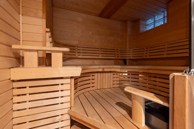 Åre skidhus exteriör, vy från balkong, bastu interiör, privat parkering