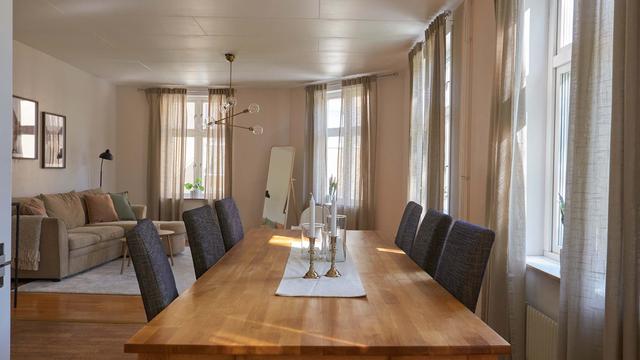 Interiör av ljus tvåsovrumslägenhet i centrala Östersund