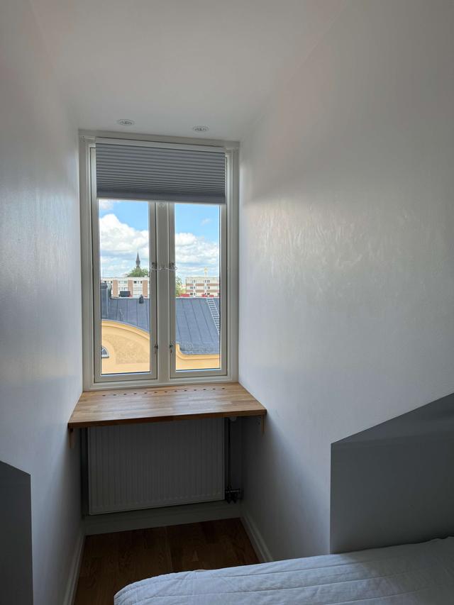 Öppen planlösning kök och matplats i en tvåa på översta våningen i centrum