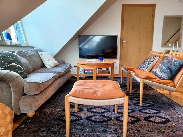 Top-floor apartment in central Åre with slanted ceilings, natural light and ski storage near the lifts