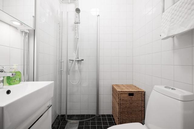 Stockholm studio apartment, 140 cm bed, dining table for two, compact kitchen, armchair, hallway