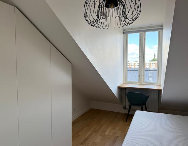 Öppen planlösning kök och matplats i en tvåa på översta våningen i centrum