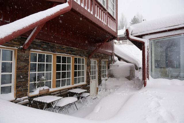 Mysig öppen spis i Åre-lägenhet