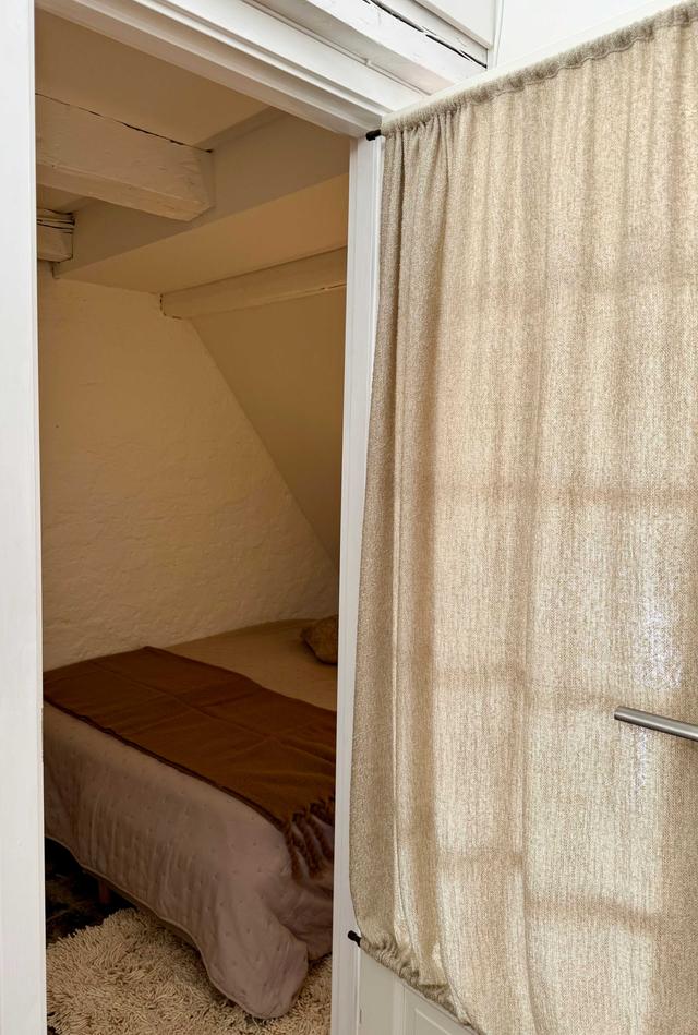 Ljust vardagsrum med konst, modernt kök, privat sovrum, loftsängar & takutsikt i Krakóws gamla stad