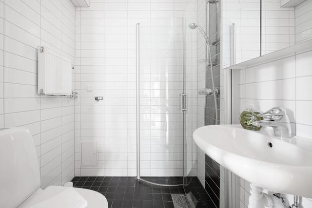 Lägenhetsbalkong mot grönska i Sundbyberg, Stockholms förort