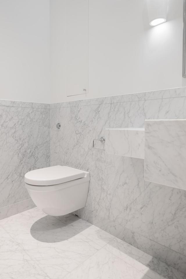 Skandinavisk lägenhetsinteriör med privat balkong i Östermalm, Stockholm
