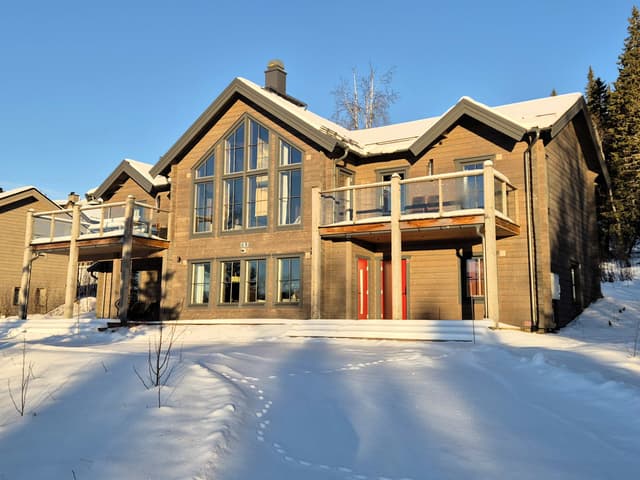 Modern ski-lägenhet i Sadeln med privat bastu, uteplats, skidförråd och två parkeringsplatser