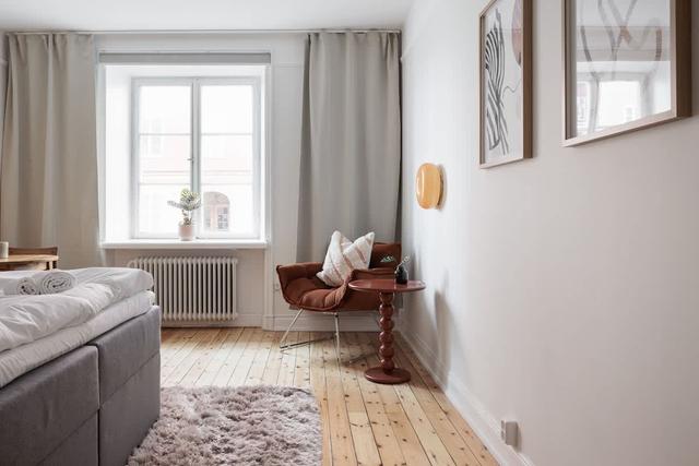 Interiör av smart studio i Vasastans historiska byggnad vid St. Eriksplan, Stockholm